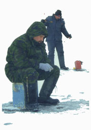 рыбаки на зимней рыбалке